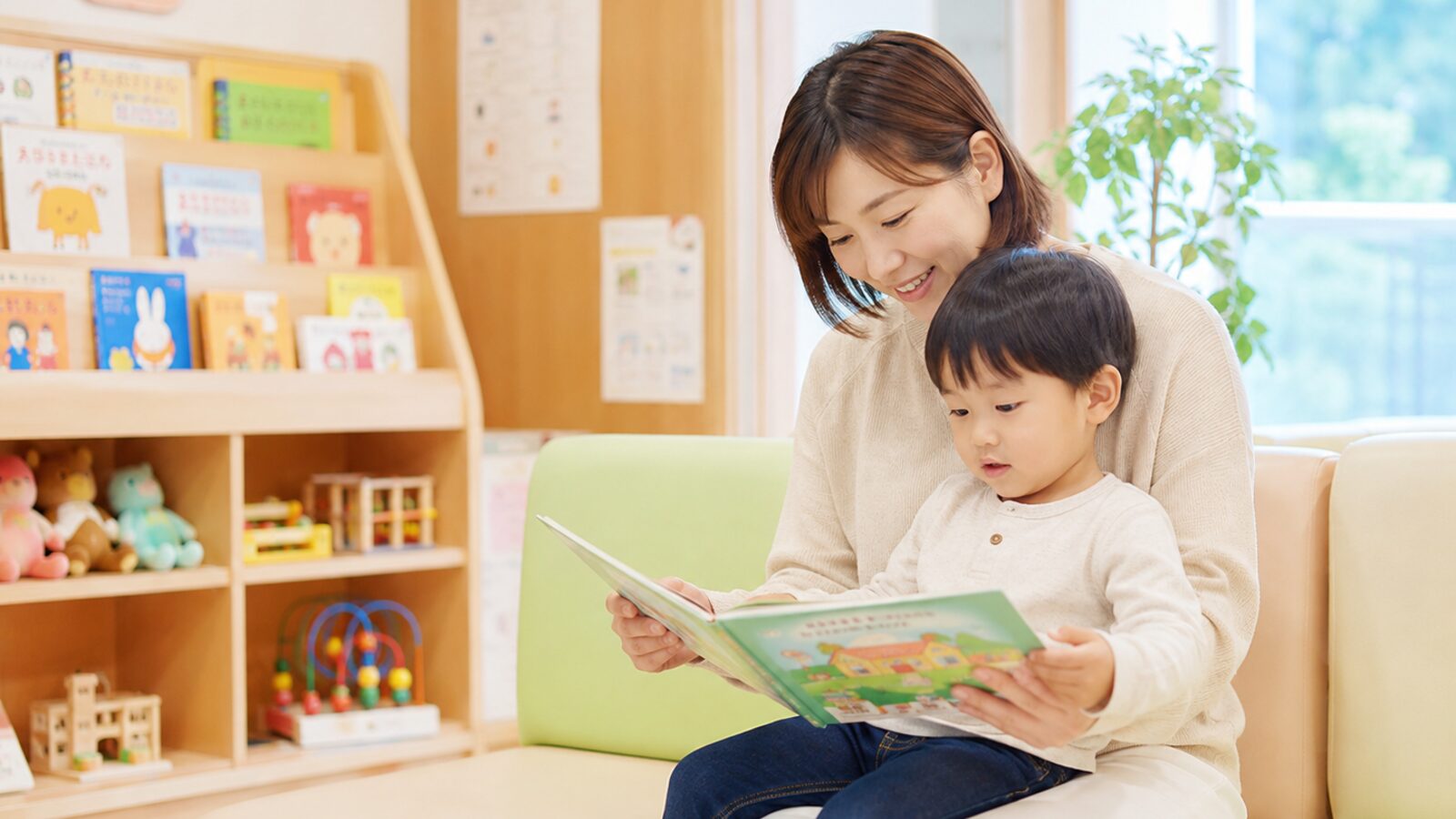 絵本コーナーで母子が読書
